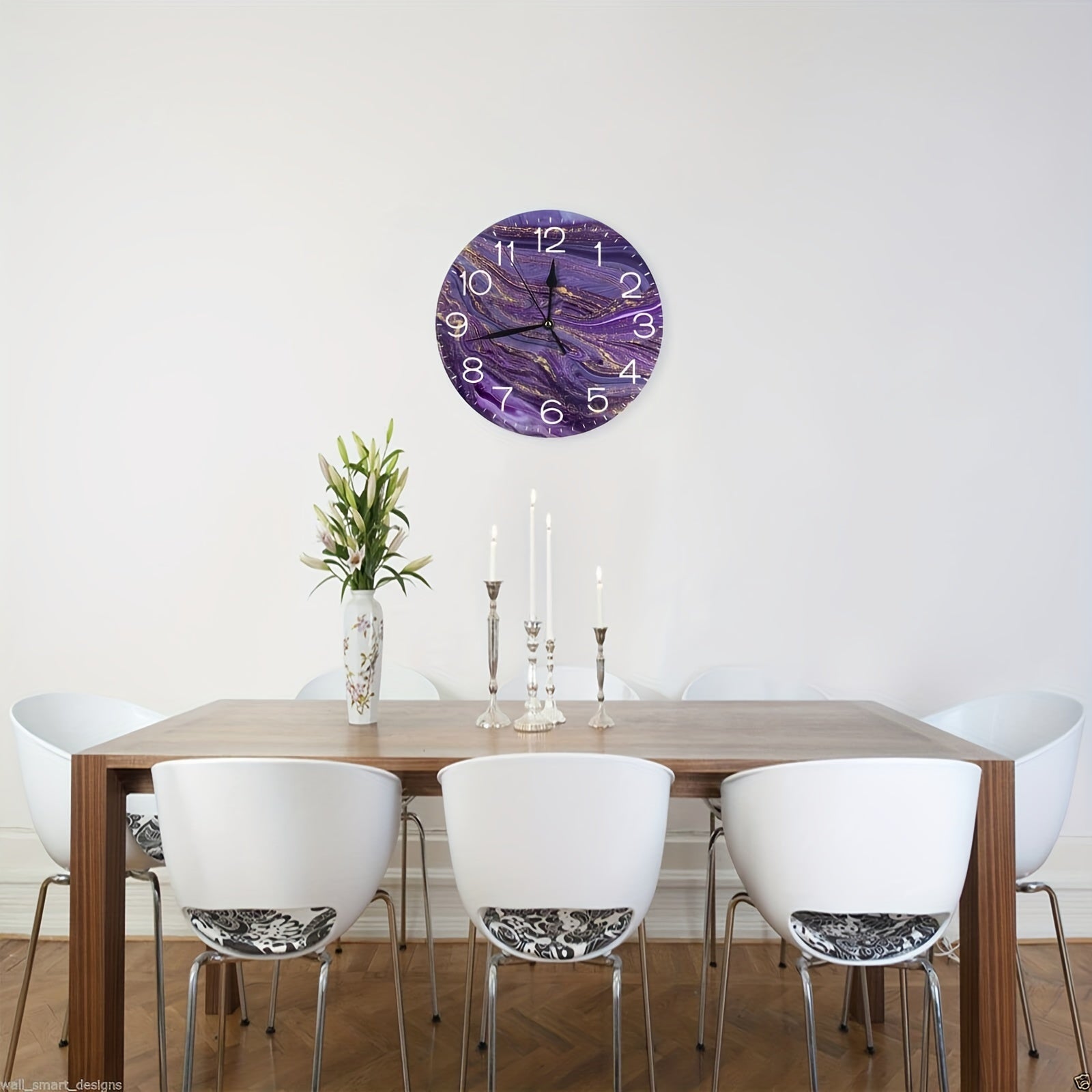 VioletGlow - Moderne Paarse Wandklok met Gouden Accenten, Abstract Design