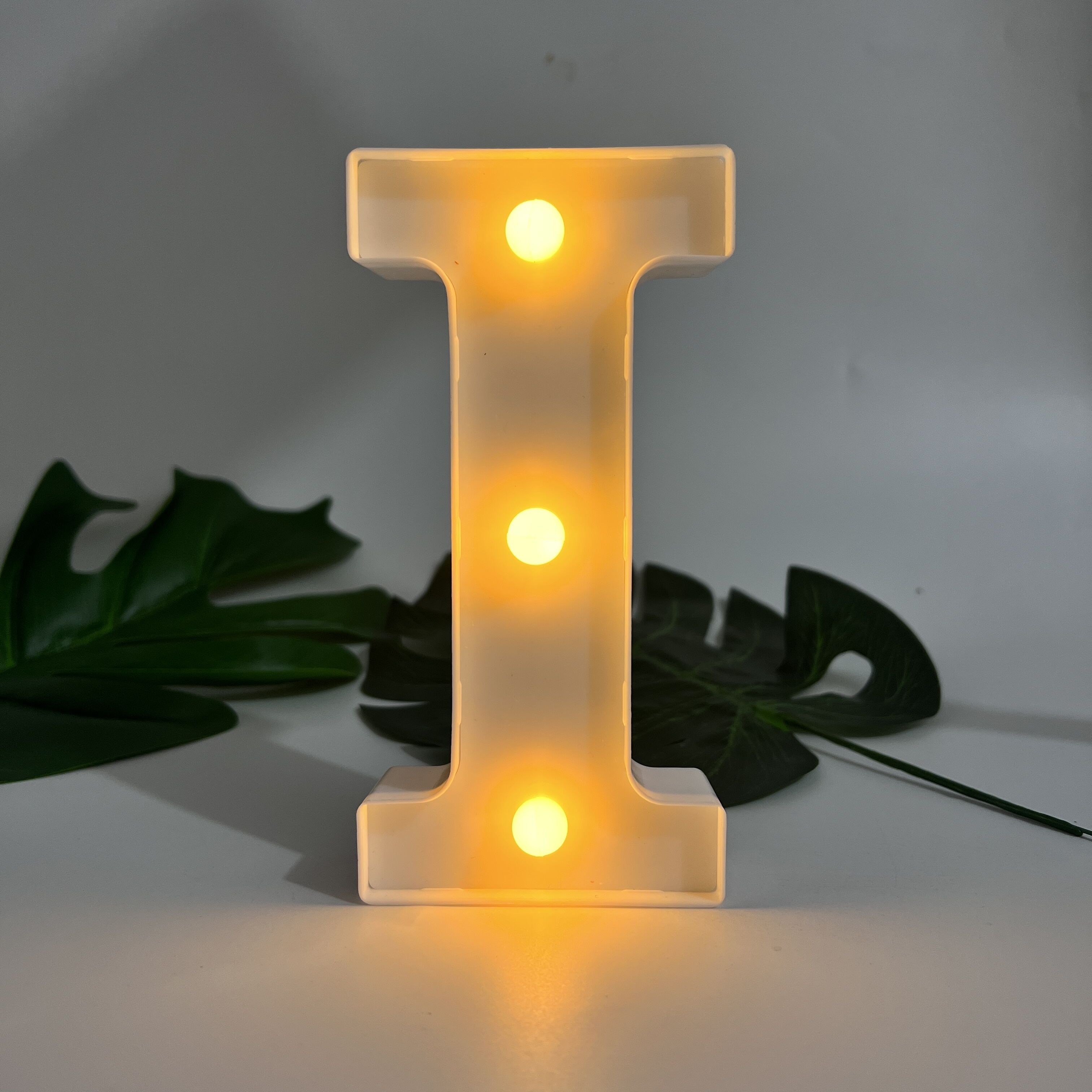 AlphaGlow - Lámpara de letra decorativa LED con alimentación por batería