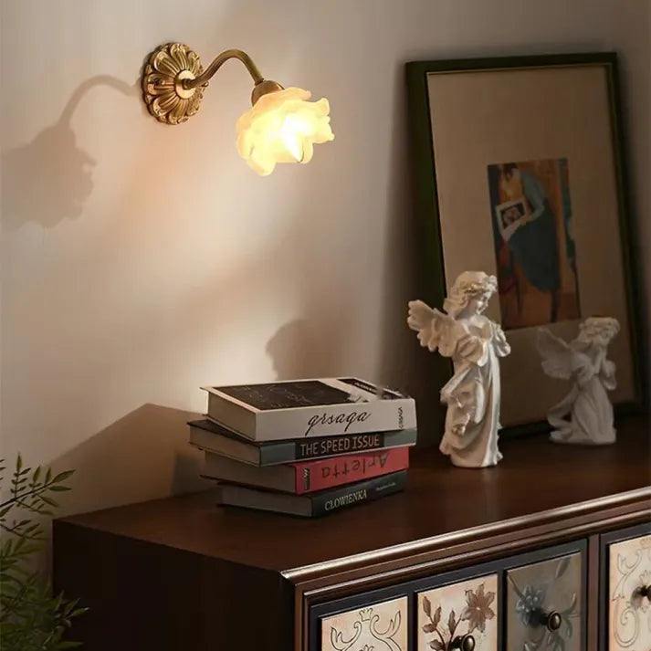 BlossomGlow – Vintage Koper Bloemblad Wandlamp