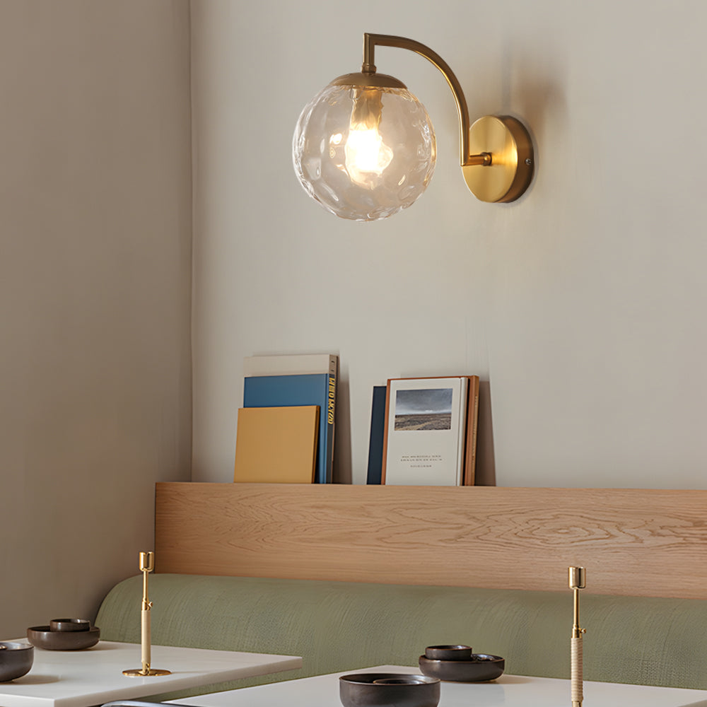 Lámpara de pared con brazo curvado de 1 luz y pantalla de vidrio acanalado en forma de bola