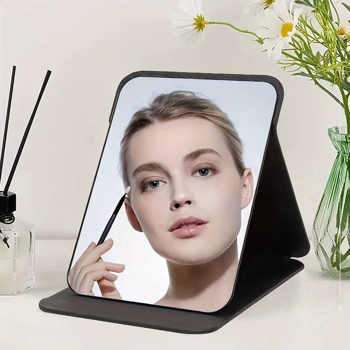 Espejo de Maquillaje Plegable de Cuero – Portátil y Sin Batería