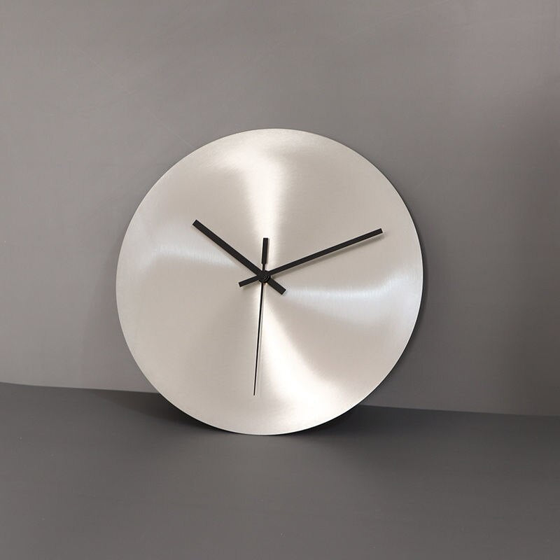 Reloj de pared minimalista de acero inoxidable