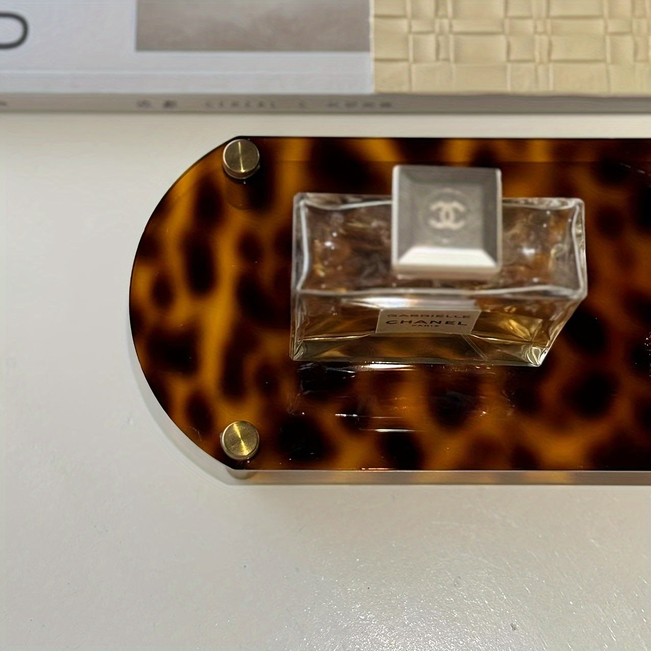 FrenchBox - Elegante cassettiera francese con design astratto