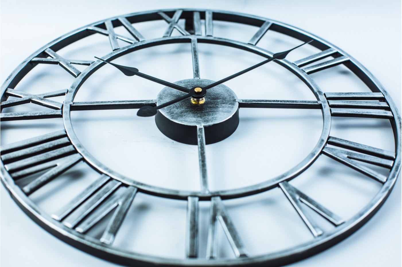 Gran reloj de pared retro de hierro en estilo vintage