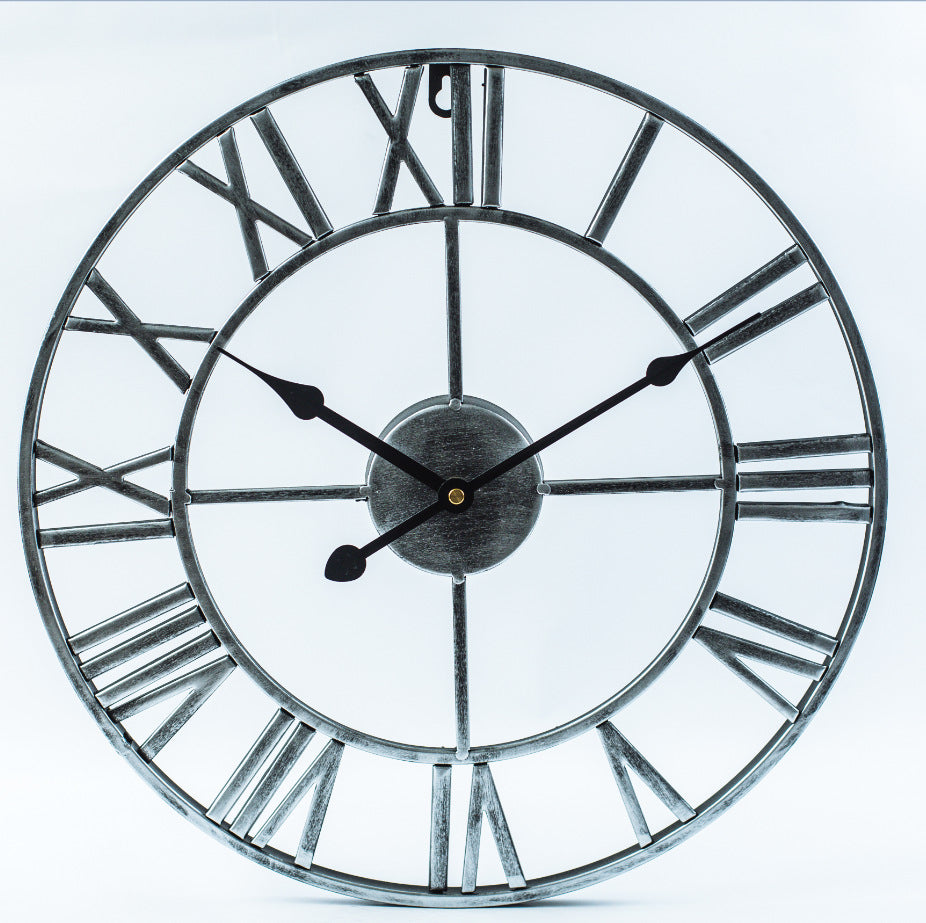 Gran reloj de pared retro de hierro en estilo vintage