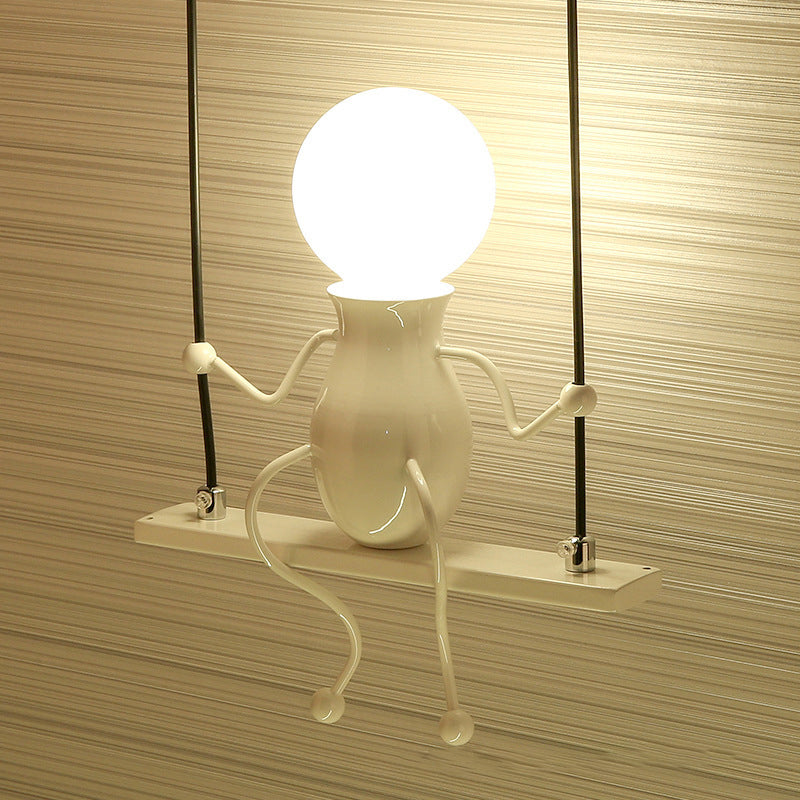 SwingDesign - Moderne wandlamp met schommelend figuur