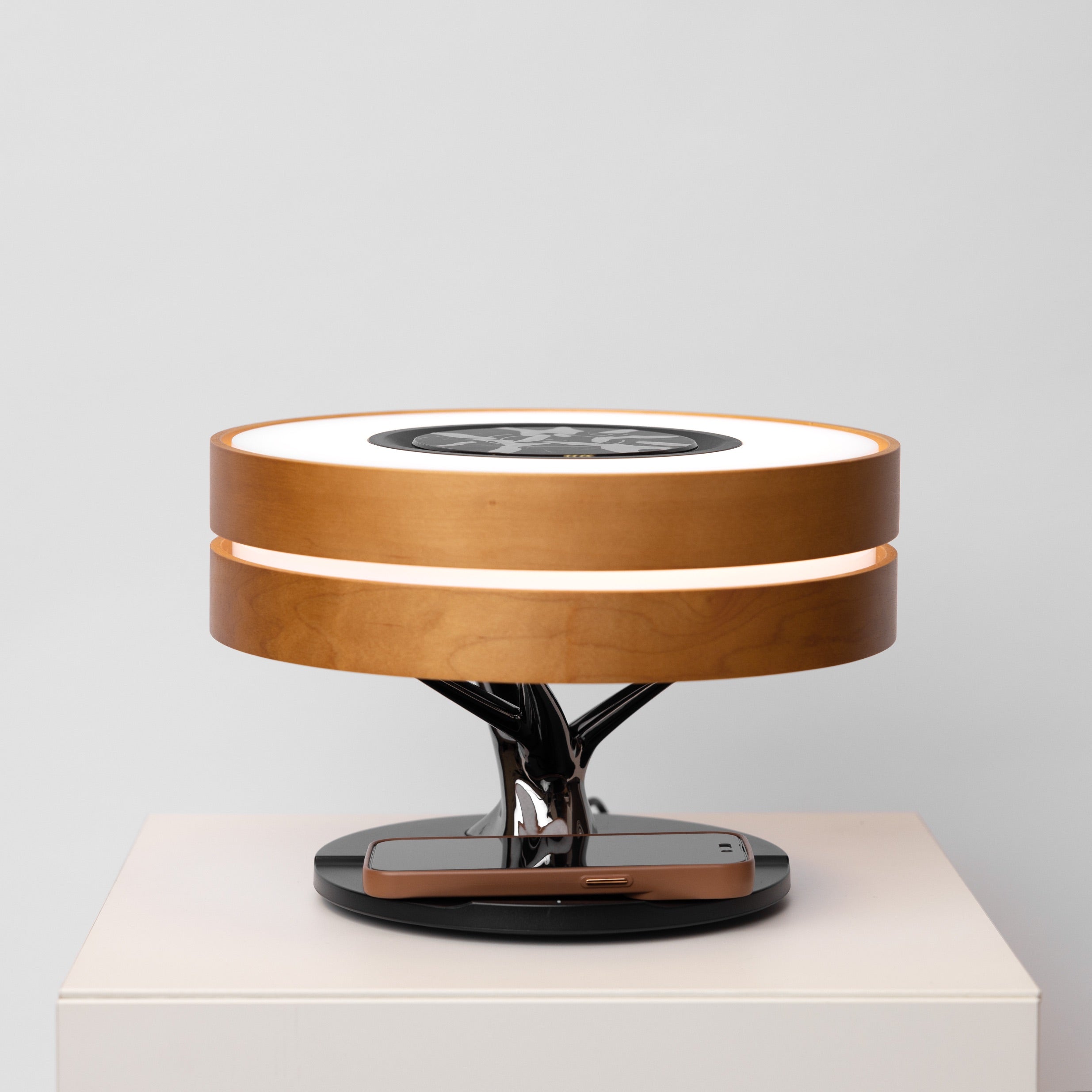 La lámpara de mesa Serie Moderna con altavoz y cargador inalámbrico