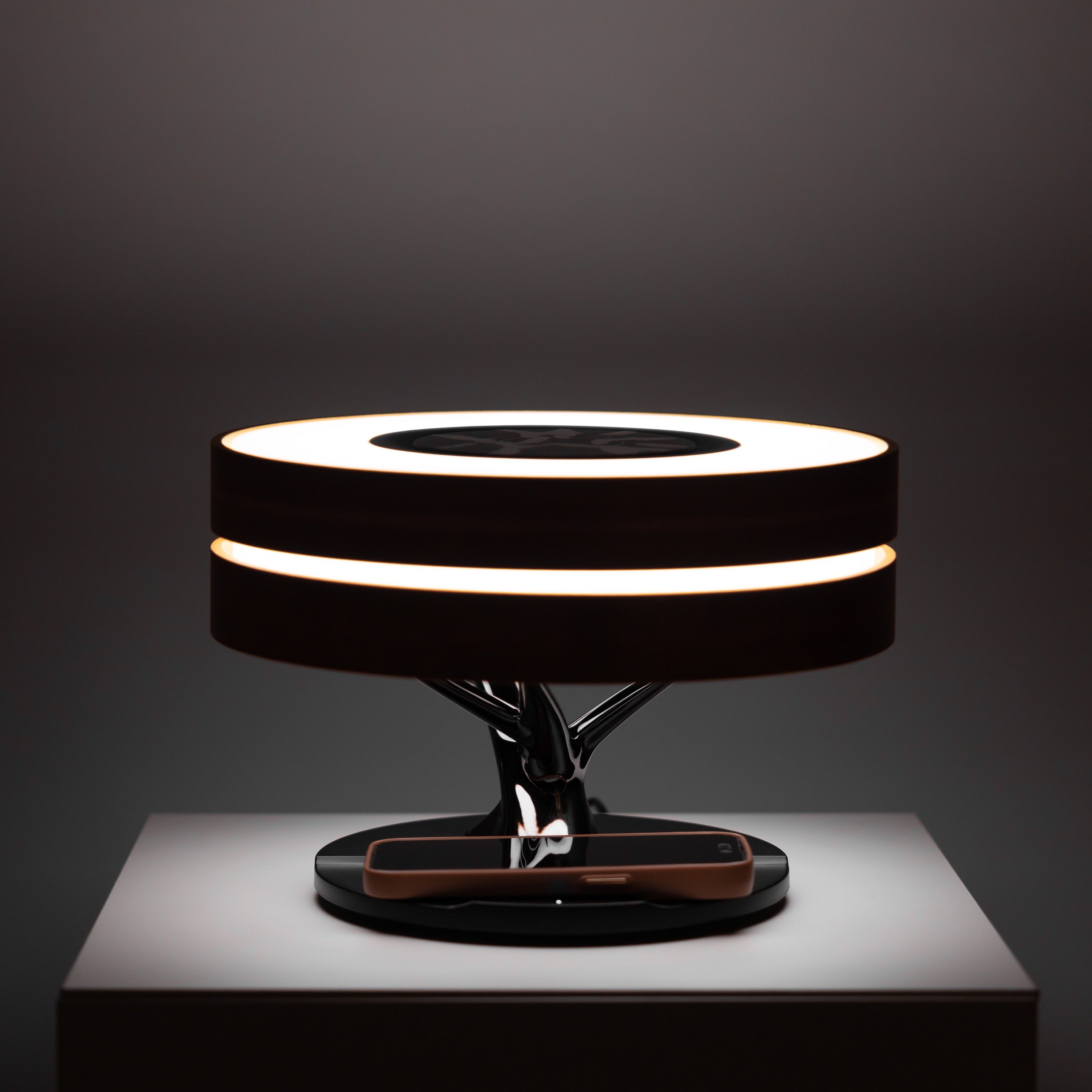La lámpara de mesa Serie Moderna con altavoz y cargador inalámbrico