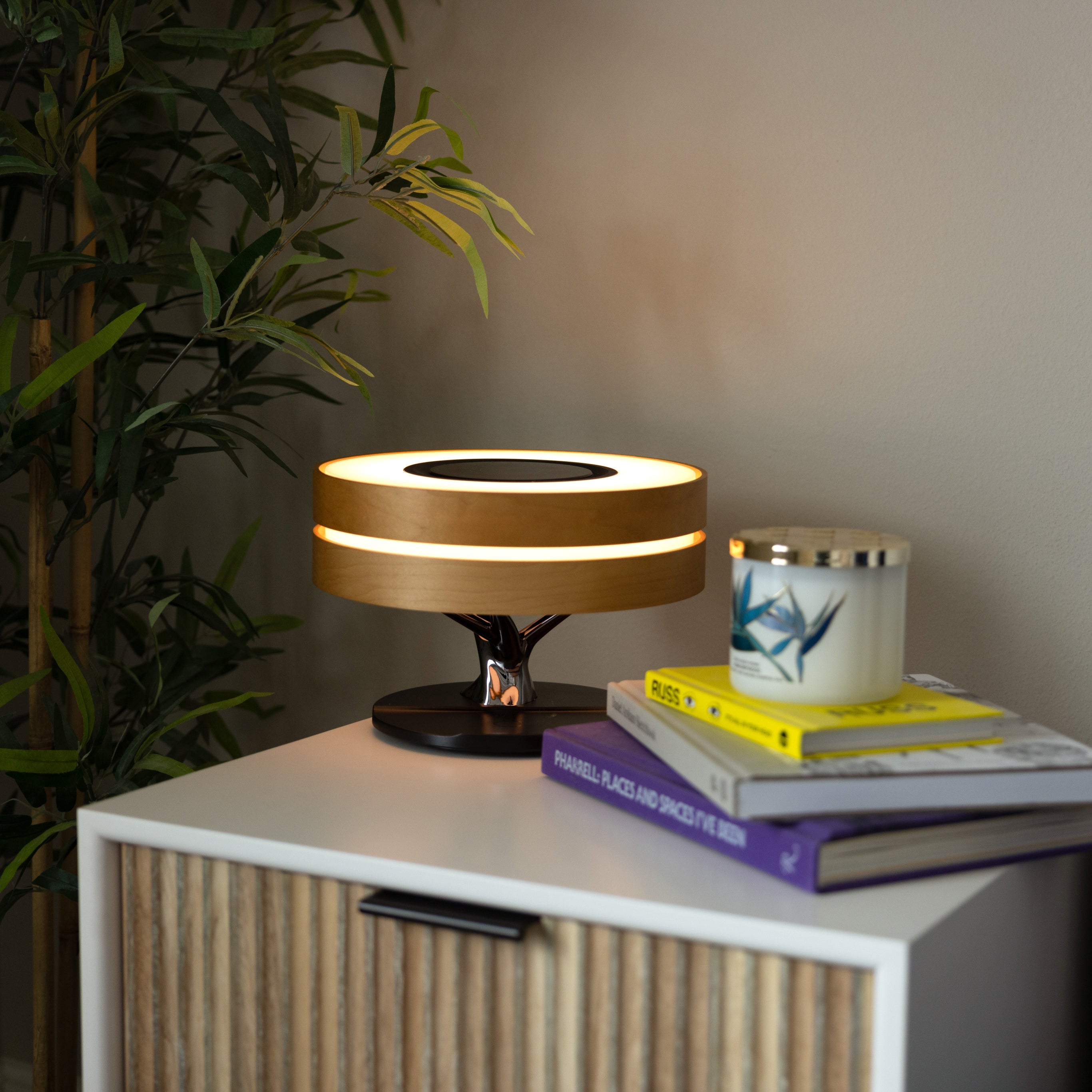 La lámpara de mesa Serie Moderna con altavoz y cargador inalámbrico