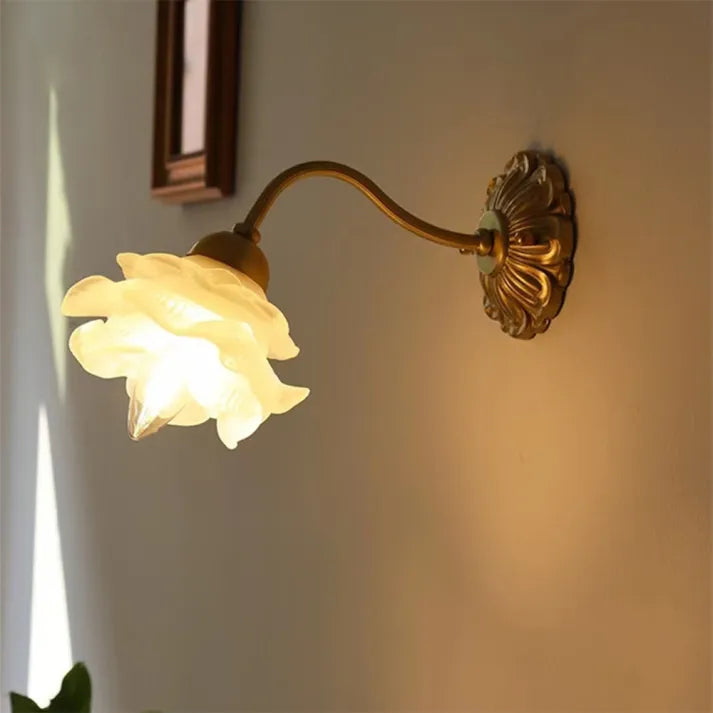 BlossomGlow – Vintage Koper Bloemblad Wandlamp