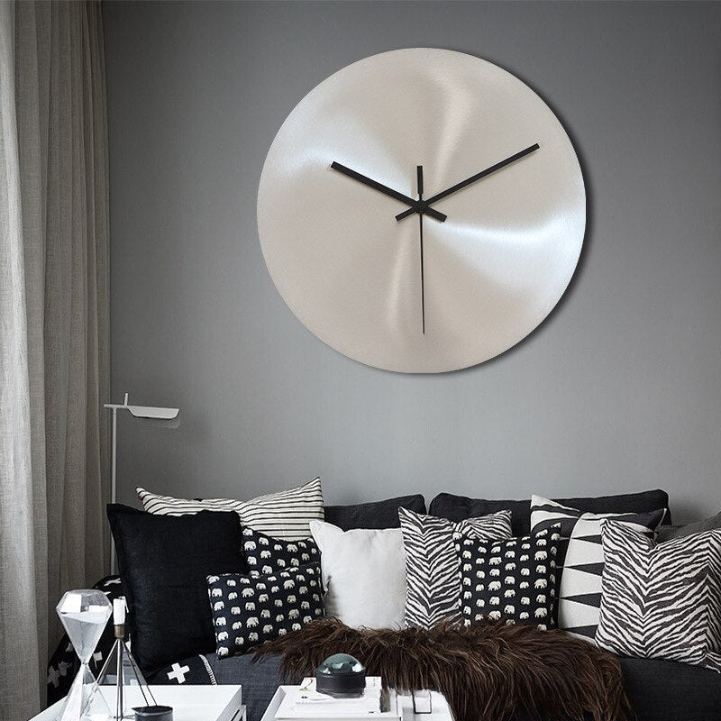 Reloj de pared minimalista de acero inoxidable