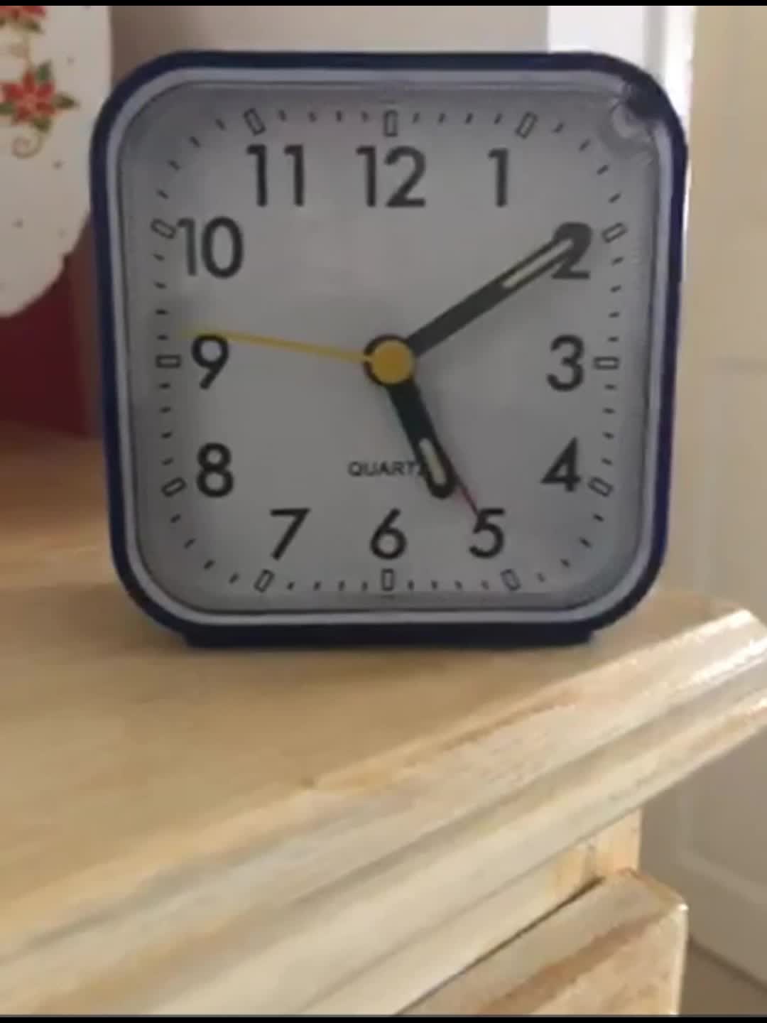 TimeRest - Klassieke Vierkante Reiswekker met Snooze en Lichtgevende Wijzers