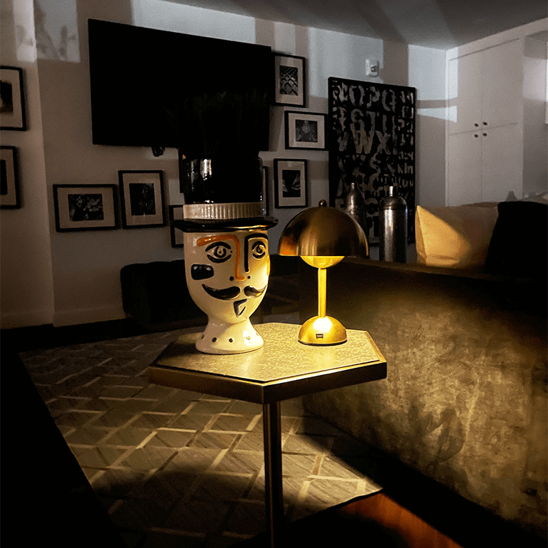 Lámpara de mesa Brulee Moderne resistente al agua, inalámbrica y recargable