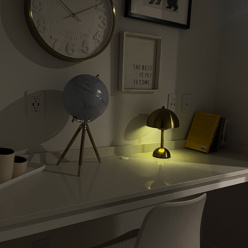 Lámpara de mesa Brulee Moderne resistente al agua, inalámbrica y recargable