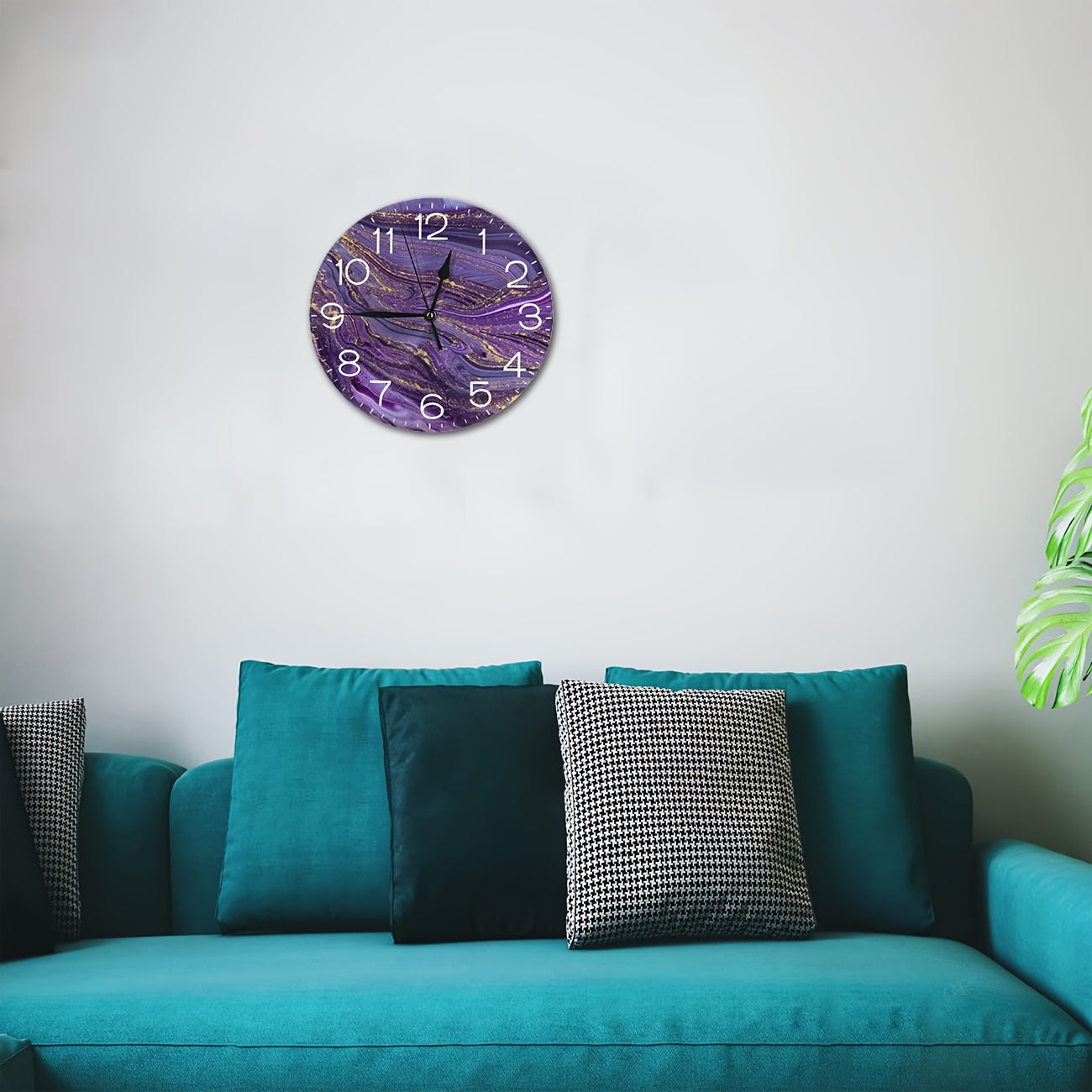 VioletGlow - Moderne Paarse Wandklok met Gouden Accenten, Abstract Design