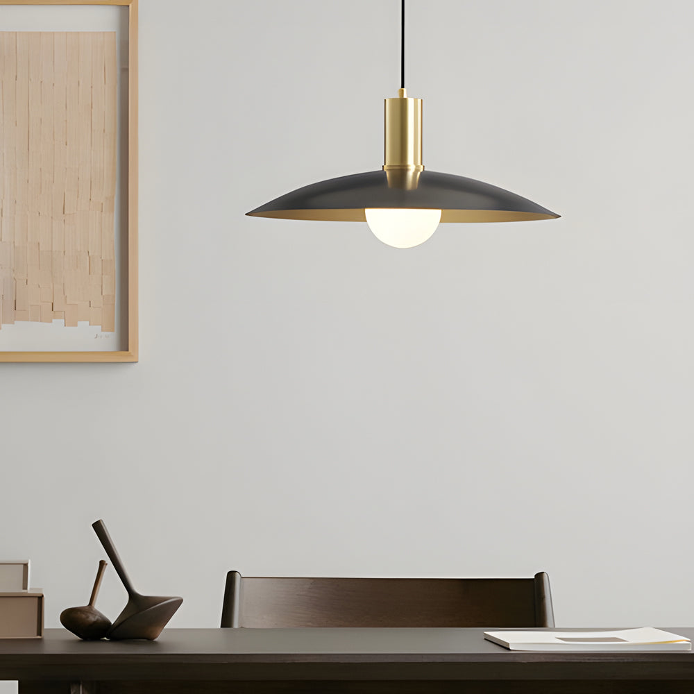 Lámpara colgante de latón de mediados de siglo con una luz