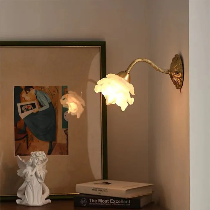 BlossomGlow – Vintage Koper Bloemblad Wandlamp