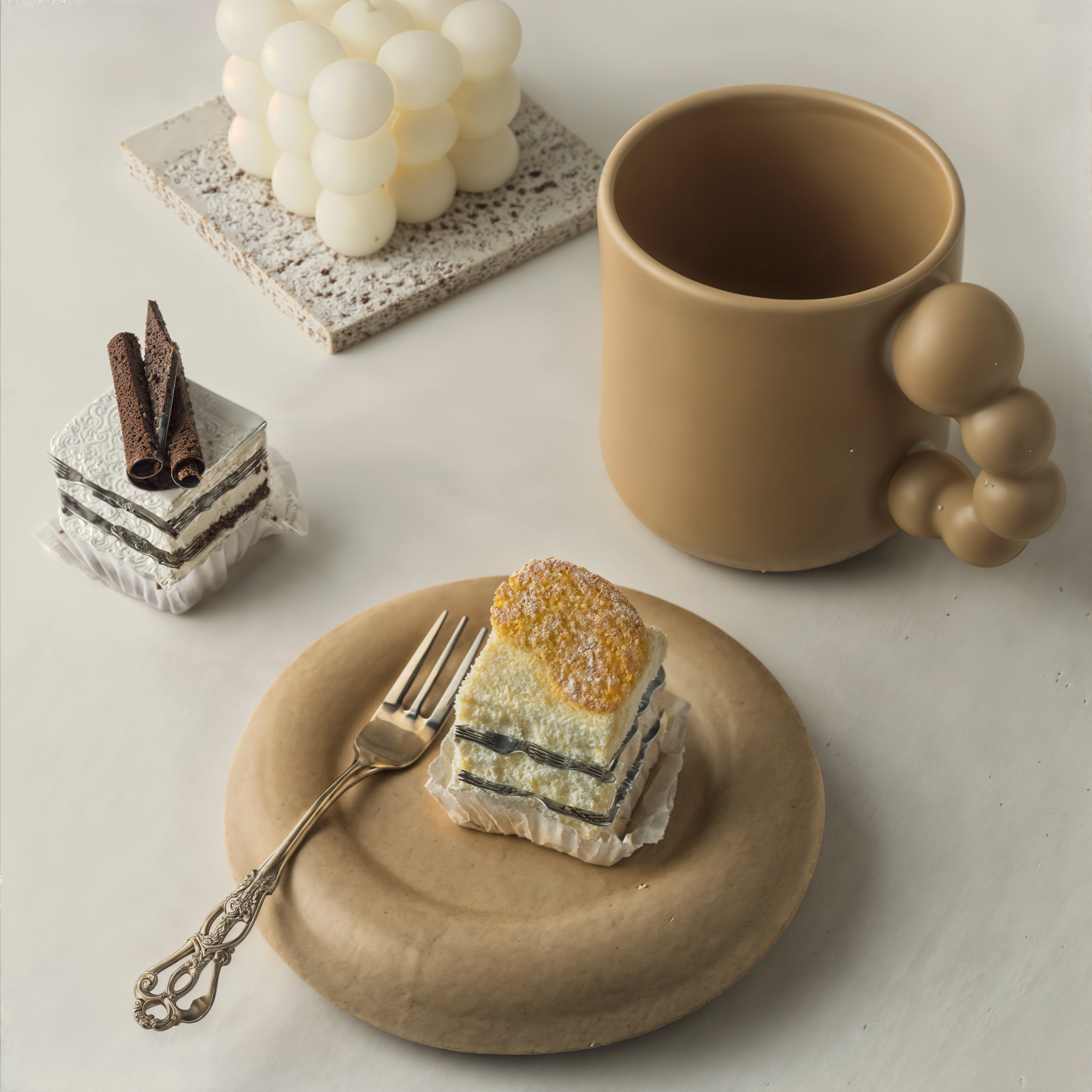 Tazza e piatto in porcellana fatti a mano