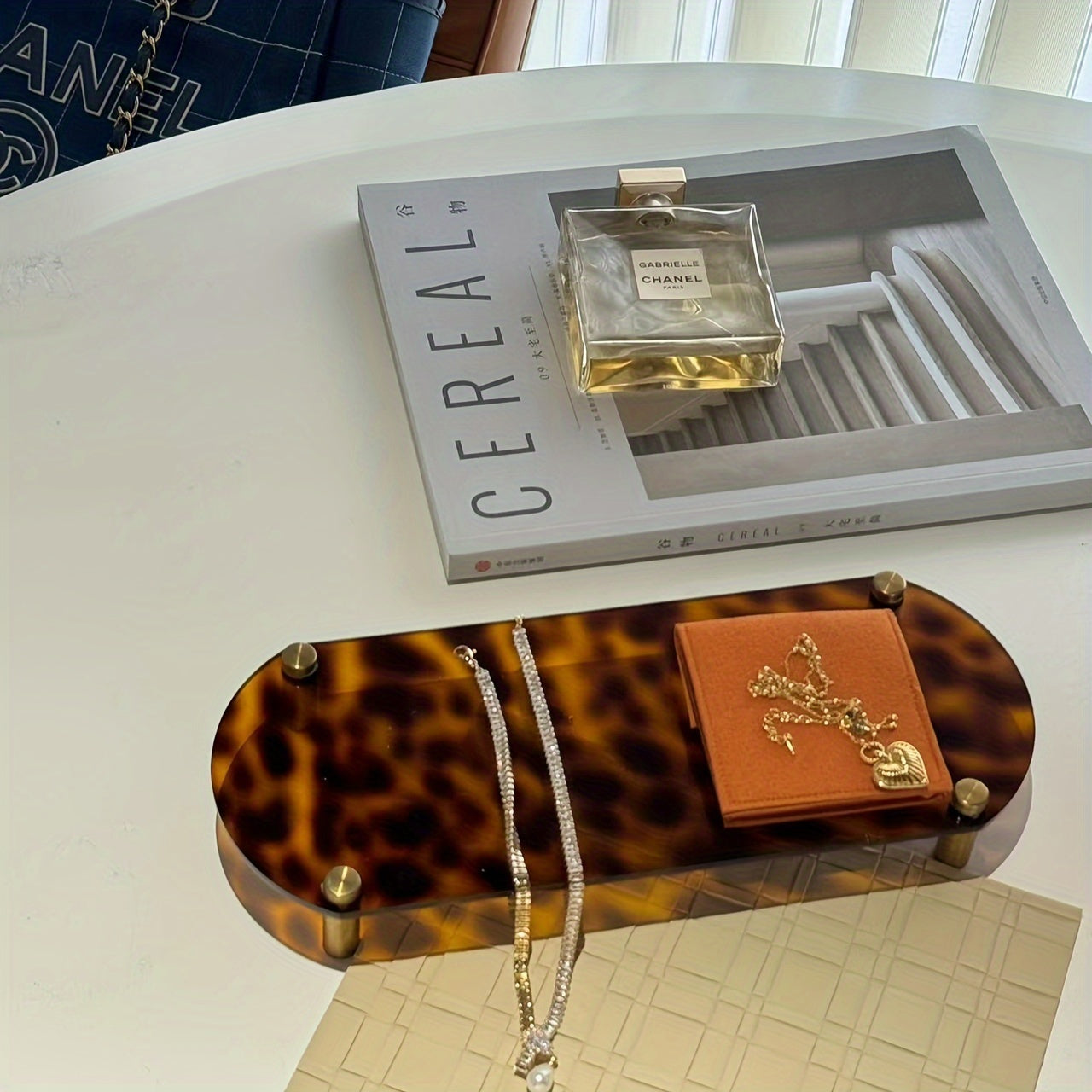 FrenchBox - Elegante cassettiera francese con design astratto