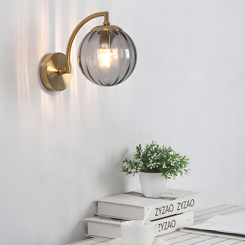 Lámpara de pared con brazo curvado de 1 luz y pantalla de vidrio acanalado en forma de bola