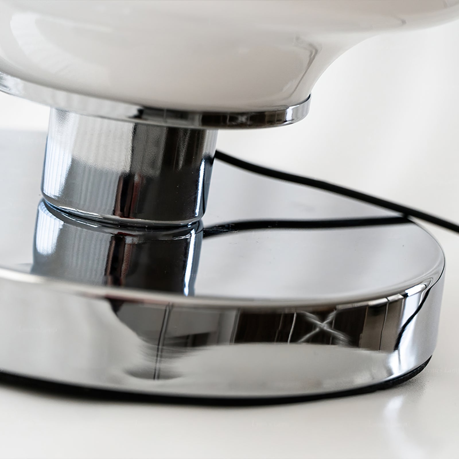 LumiGlas - Elegante Tafellamp met Glazen Lampenkap