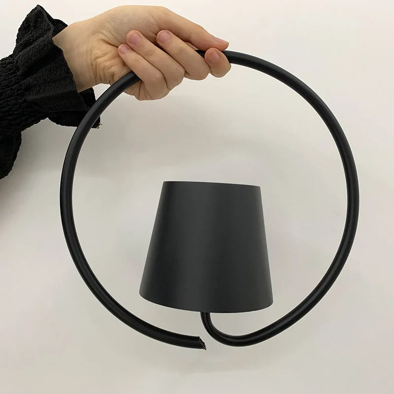 LumiGlow - Lampada a sospensione LED portatile, design moderno e minimalista per interni ed esterni