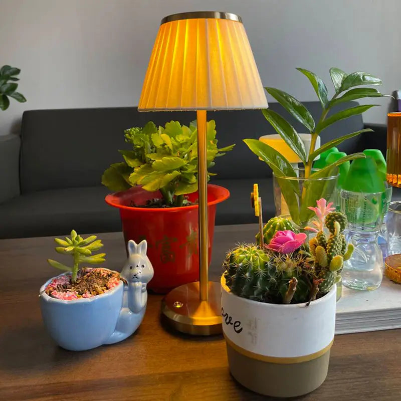 LumiCopper – Draadloze Koperen Tafellamp met Geplooide Lampenkap, Elegante LED Lamp