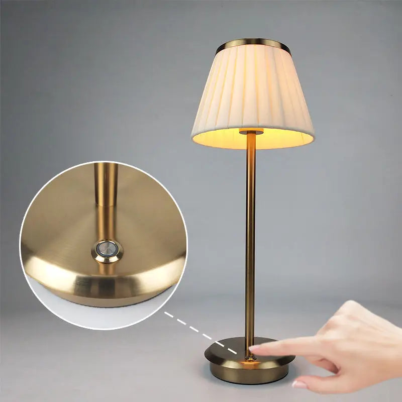 LumiCopper – Draadloze Koperen Tafellamp met Geplooide Lampenkap, Elegante LED Lamp