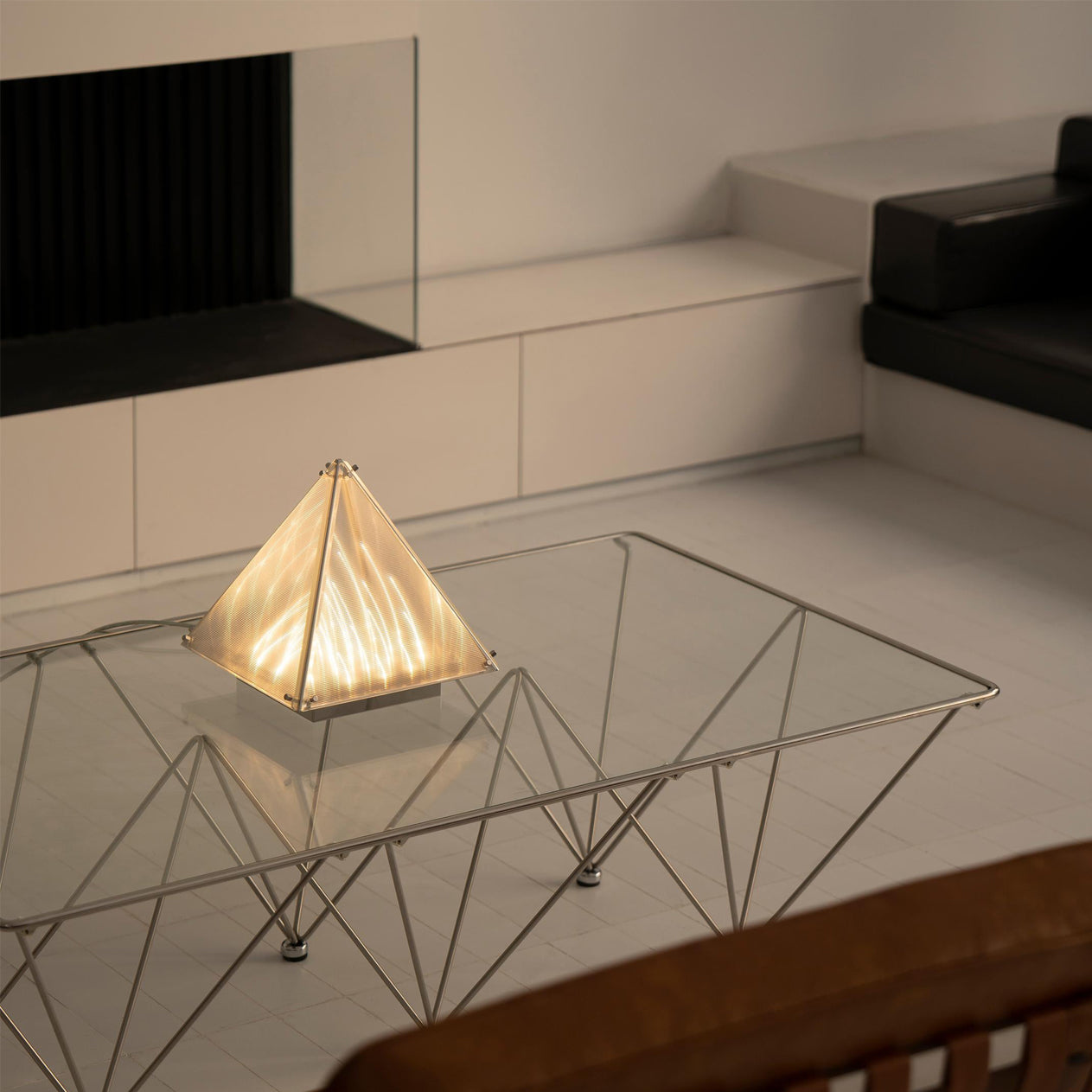 FragmentGlow - Lámpara de mesa moderna con diseño triangular