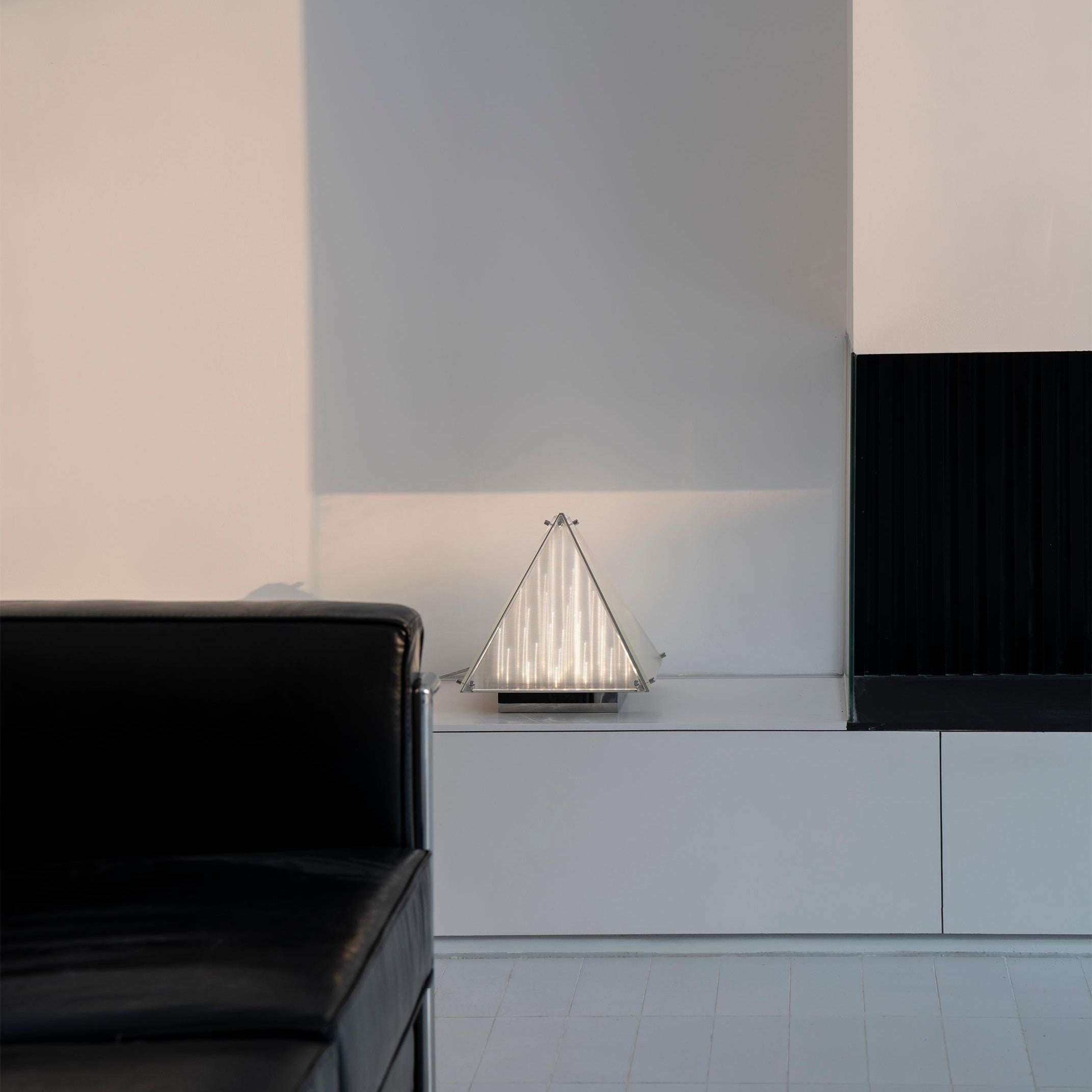 FragmentGlow - Moderne Tafellamp met Triangulair Ontwerp