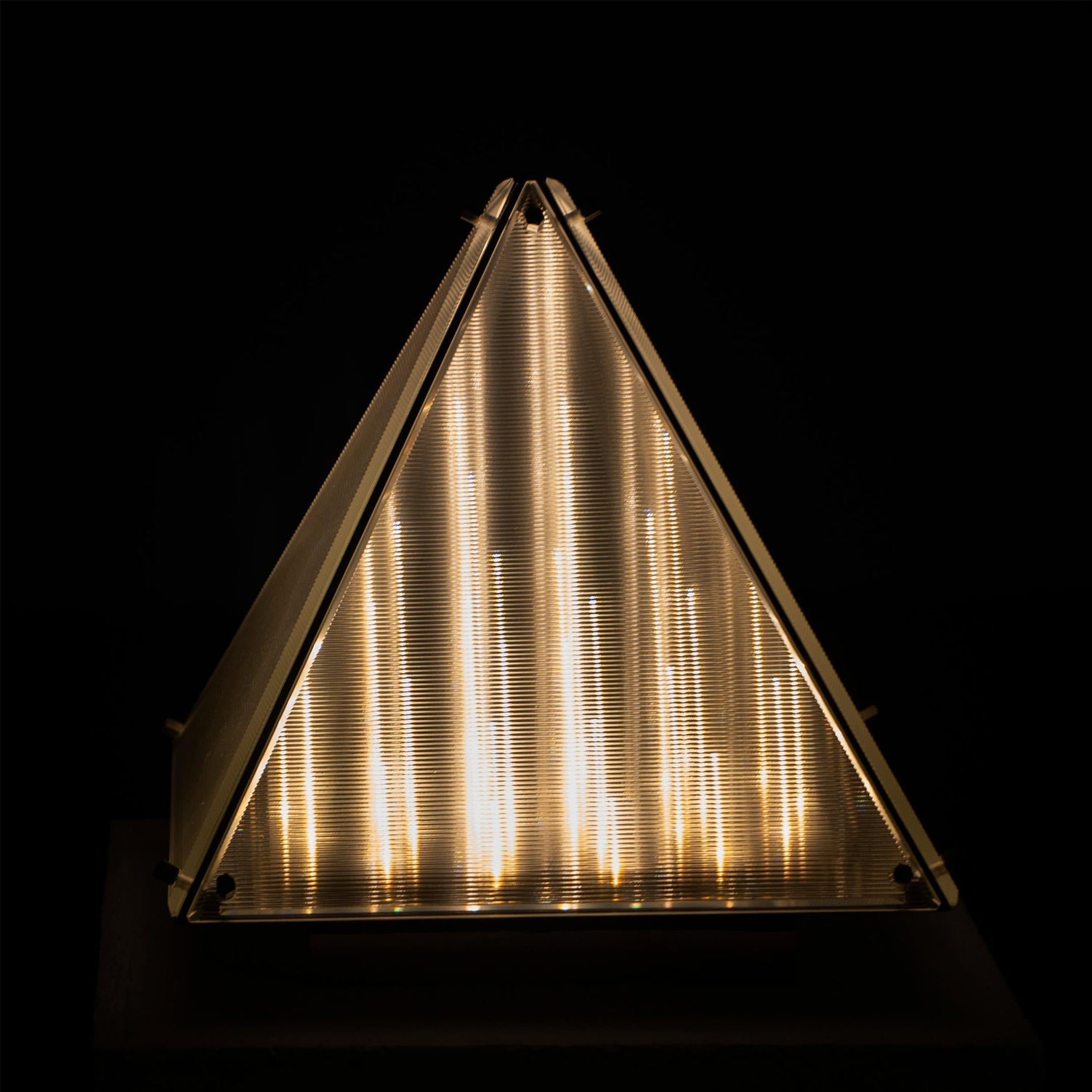 FragmentGlow - Moderne Tafellamp met Triangulair Ontwerp