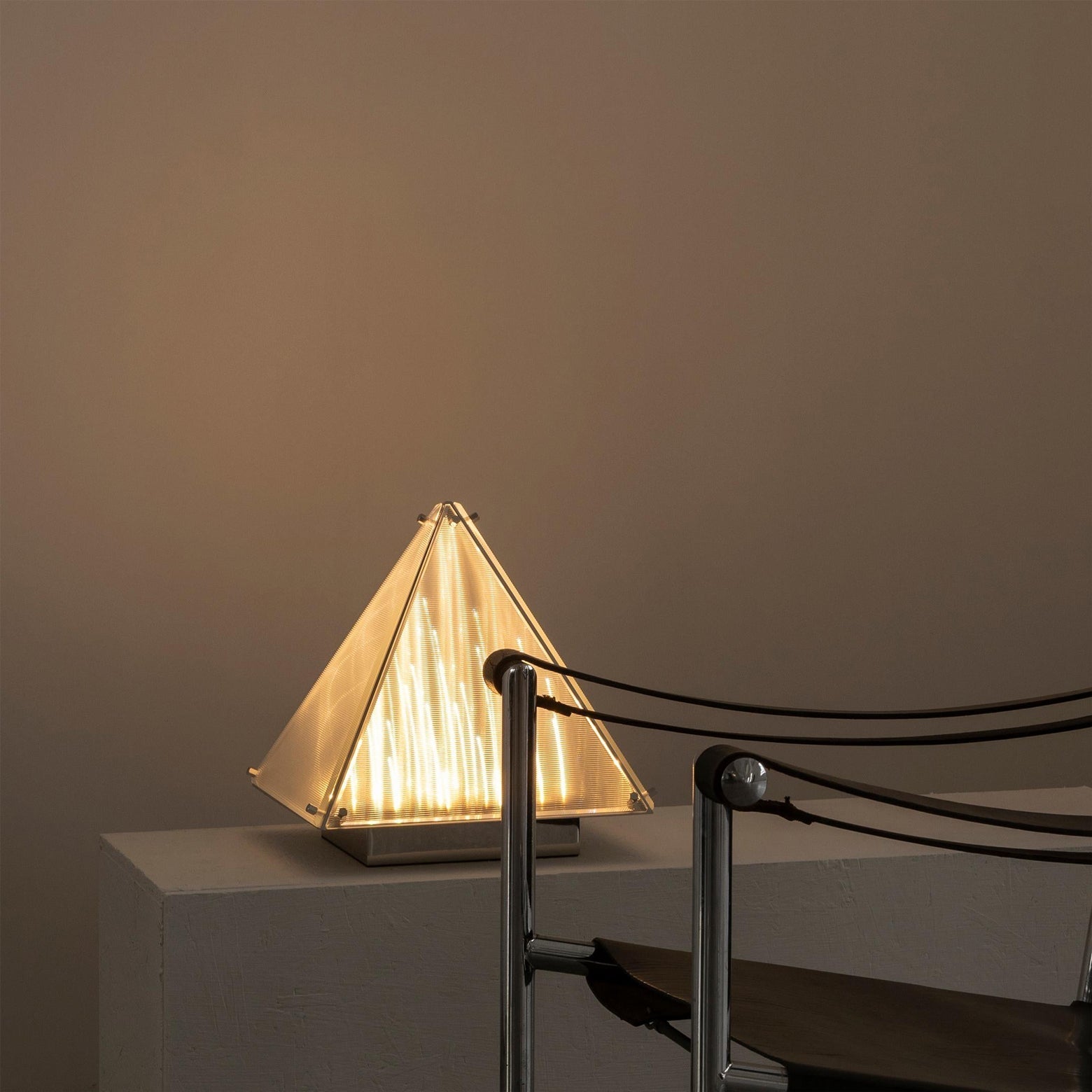 FragmentGlow - Moderne Tafellamp met Triangulair Ontwerp