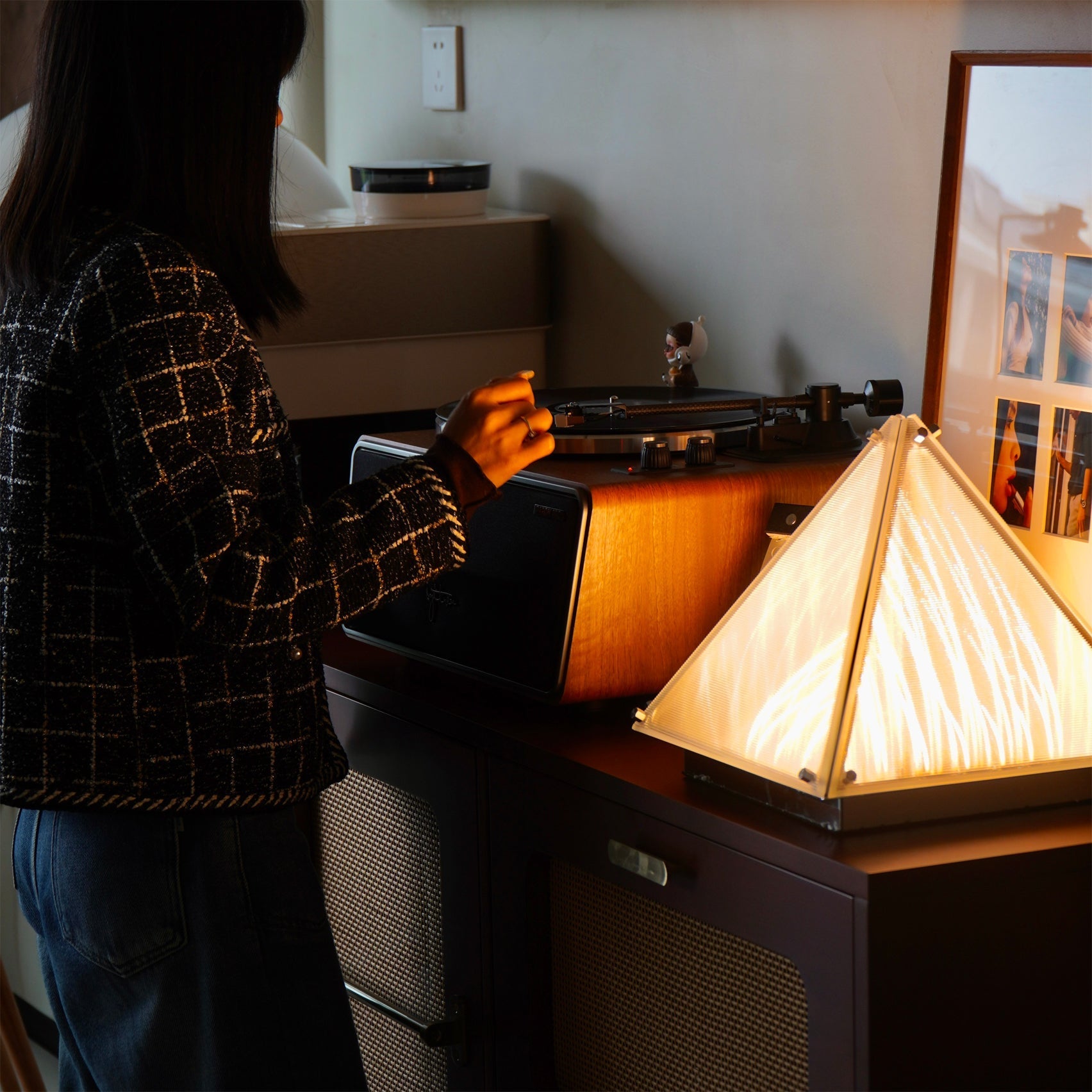 FragmentGlow - Moderne Tafellamp met Triangulair Ontwerp