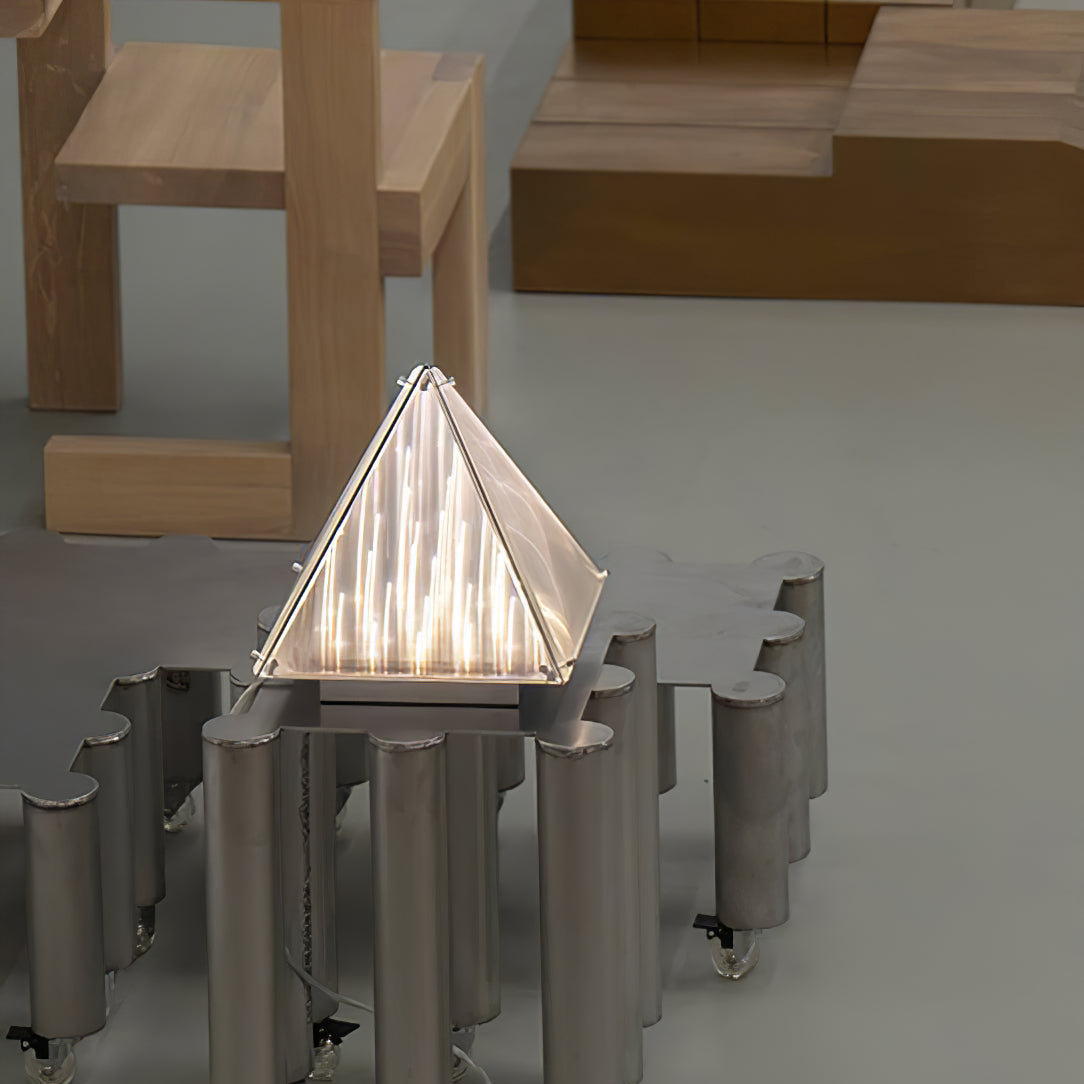 FragmentGlow - Moderne Tafellamp met Triangulair Ontwerp