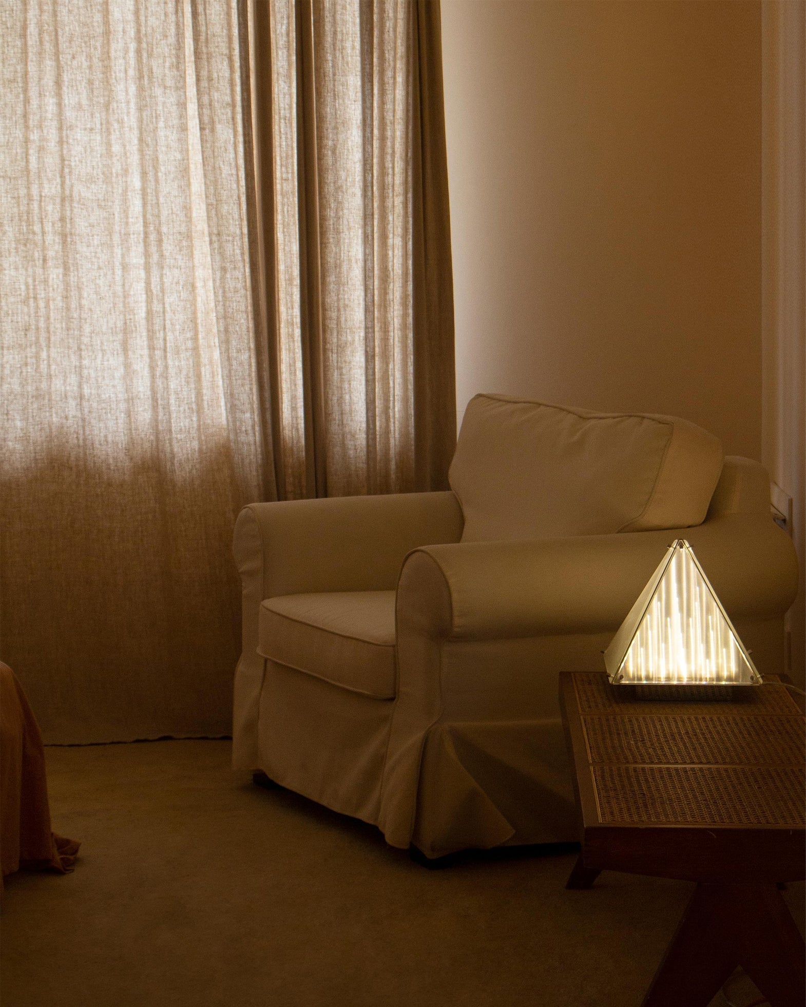 FragmentGlow - Moderne Tafellamp met Triangulair Ontwerp