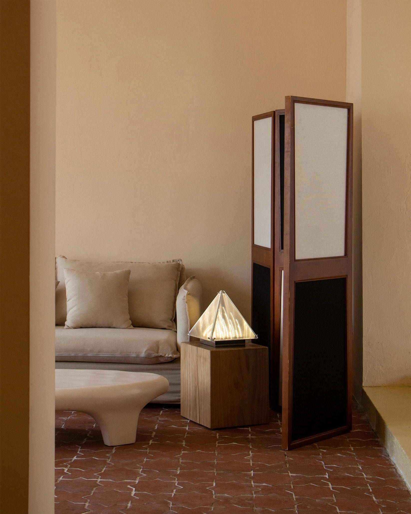 FragmentGlow - Moderne Tafellamp met Triangulair Ontwerp