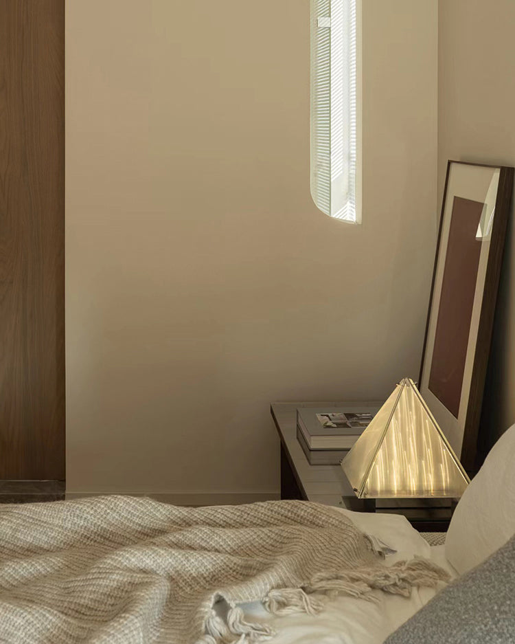 FragmentGlow - Moderne Tafellamp met Triangulair Ontwerp