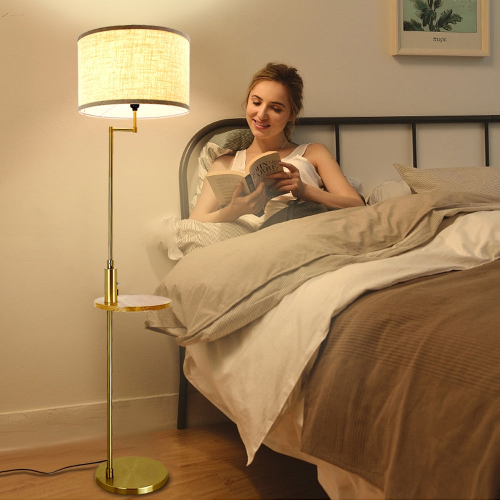 Lampada da terra moderna con porta di ricarica USB e tavolino