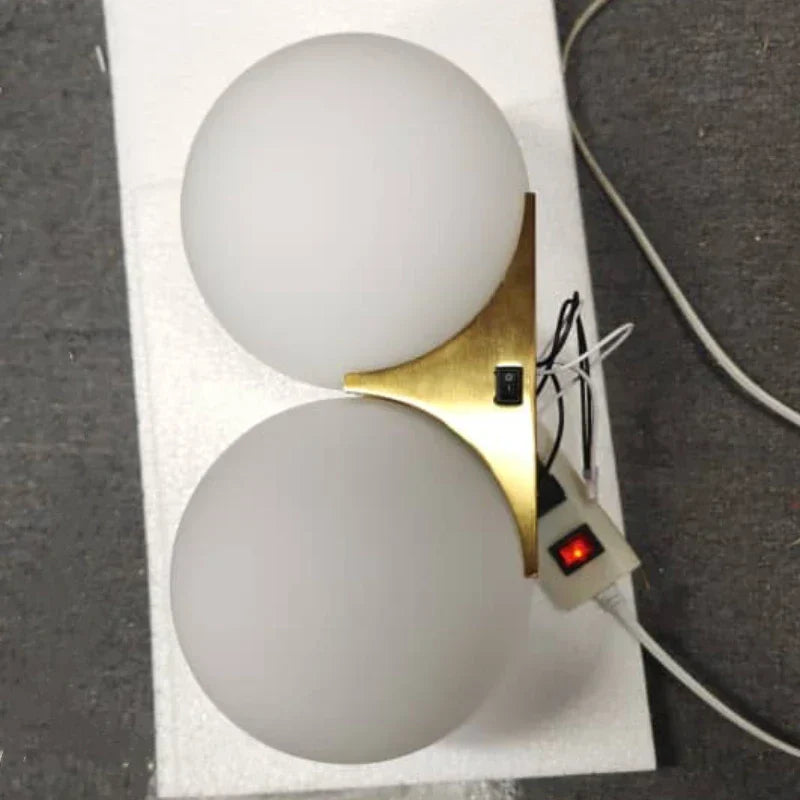 DualGlow - Lámpara de Pared Dorada con Doble Globo de Cristal