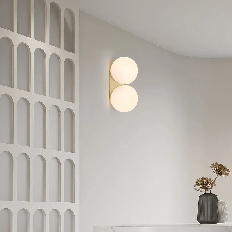 DualGlow - Lámpara de Pared Dorada con Doble Globo de Cristal