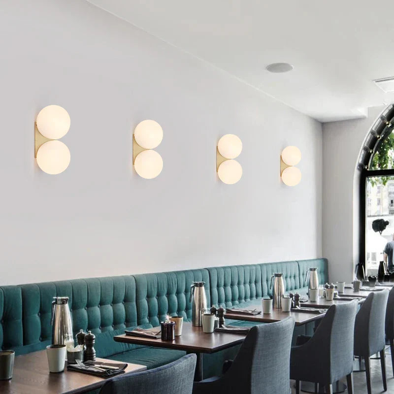 DualGlow - Gouden Wandlamp met Dubbele Glazen Bollen