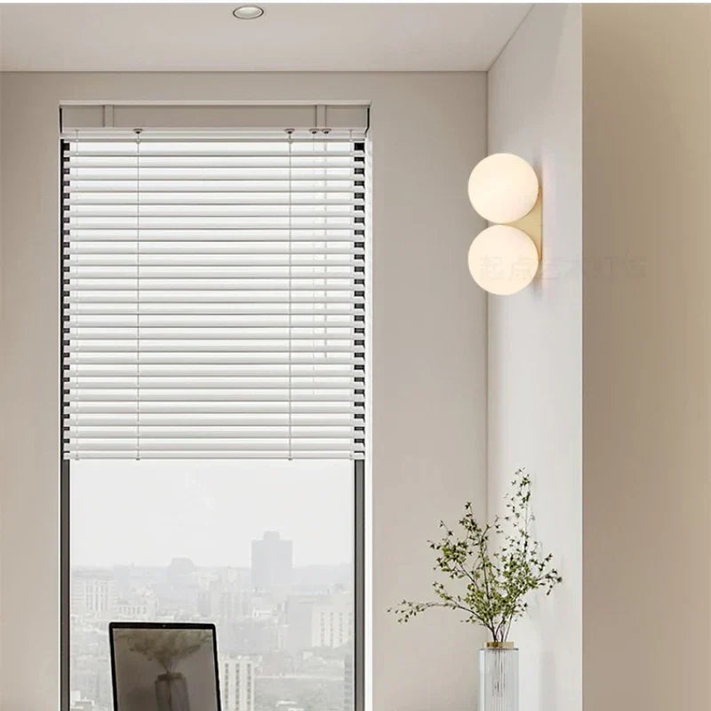 DualGlow - Gouden Wandlamp met Dubbele Glazen Bollen