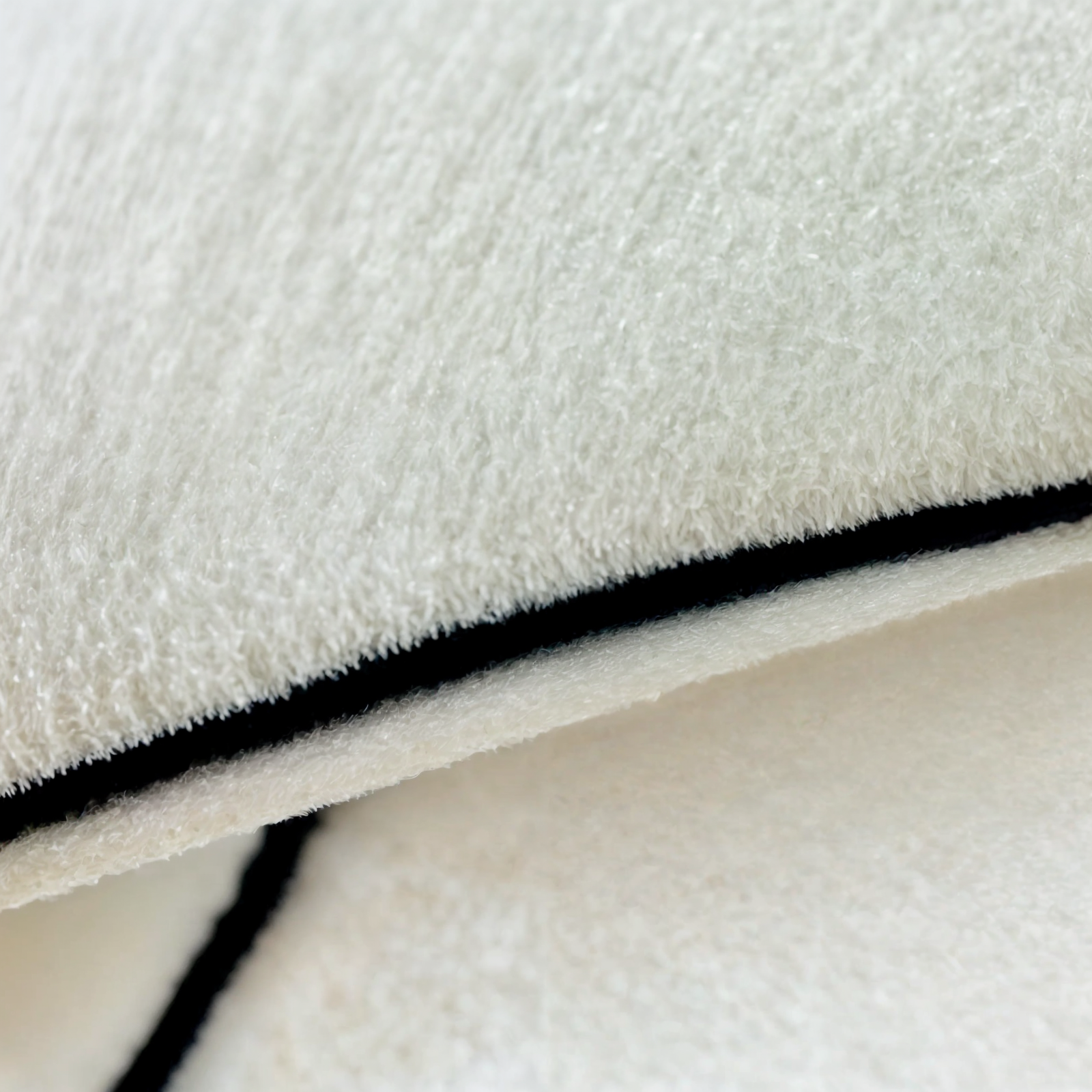 Tappeto Hayle: tappeto rotondo in lana con forma irregolare e stile minimalista