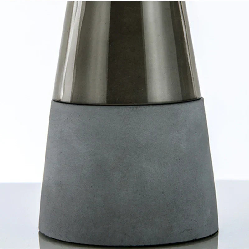 LumiSteel – Industriële Tafellamp van Staal met Glazen Kap, Vintage Nachtlamp