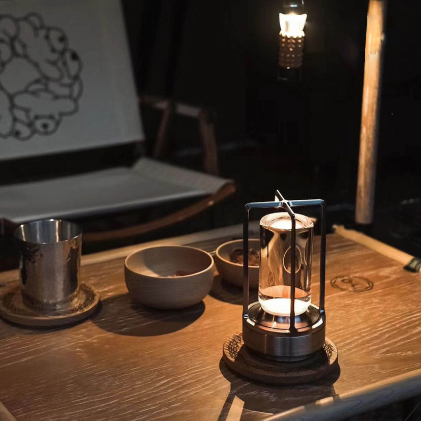 Linterna LED portátil con puerto de carga USB y diversas configuraciones de luz