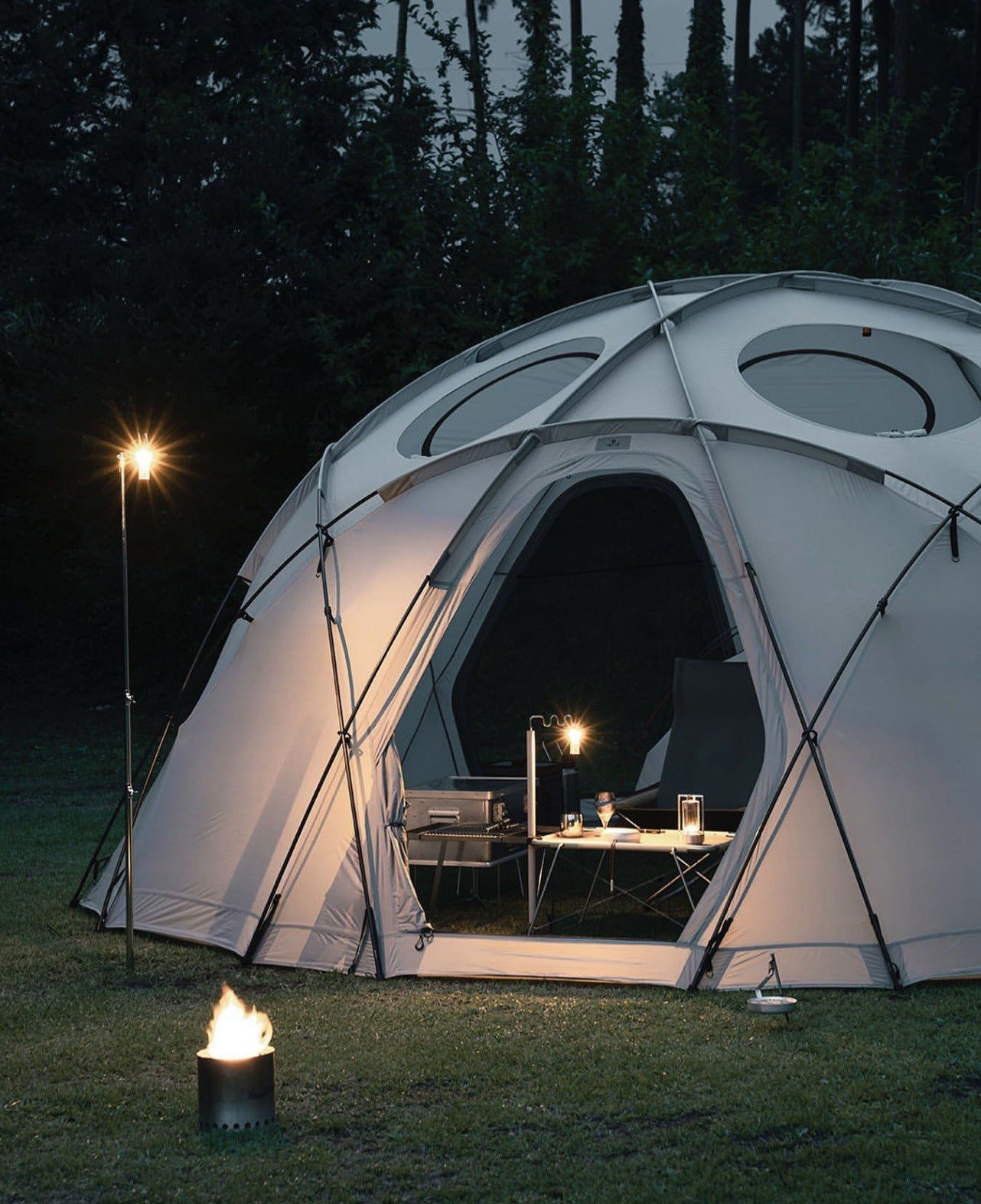 Linterna LED portátil con puerto de carga USB y diversas configuraciones de luz