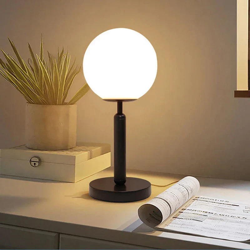 LumiSphere - Lámpara de mesa moderna de vidrio con LED dorado | Iluminación elegante