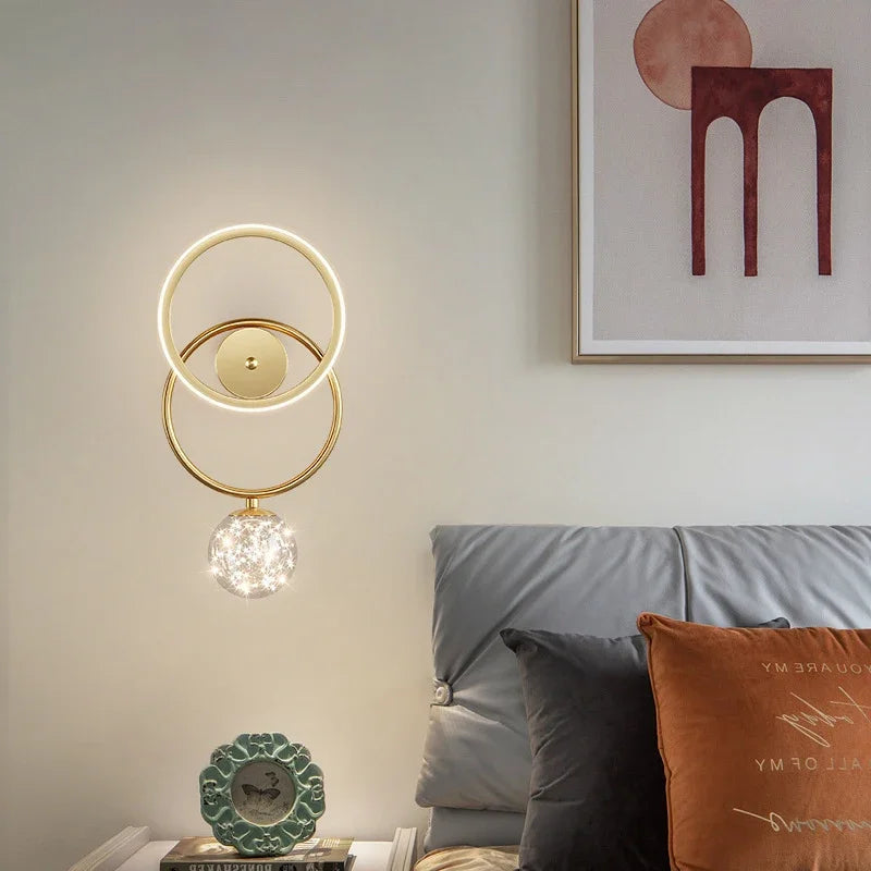 LuxeGlow – Moderne LED Wandlamp in Goud met Glazen Bol