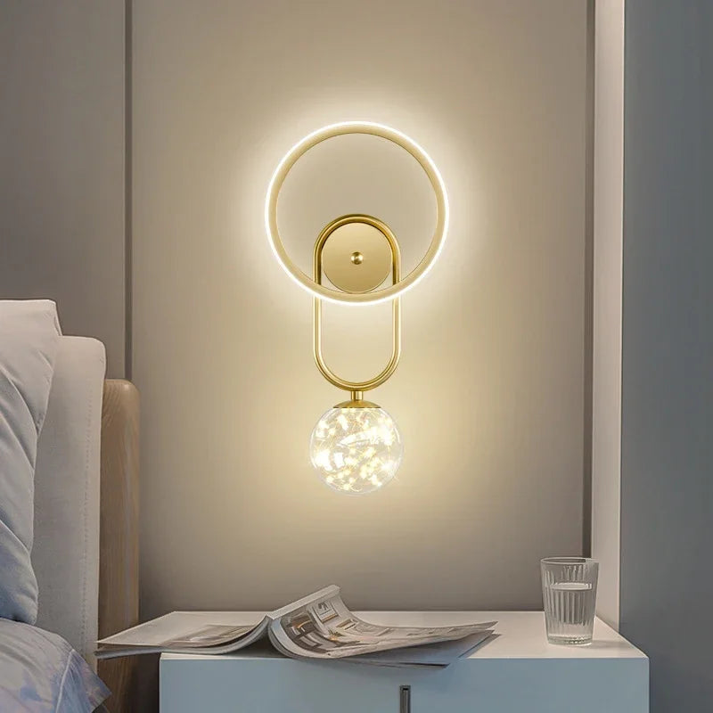 LuxeGlow – Moderne LED Wandlamp in Goud met Glazen Bol