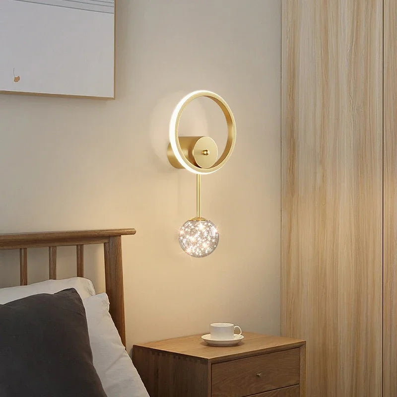 LuxeGlow – Moderne LED Wandlamp in Goud met Glazen Bol